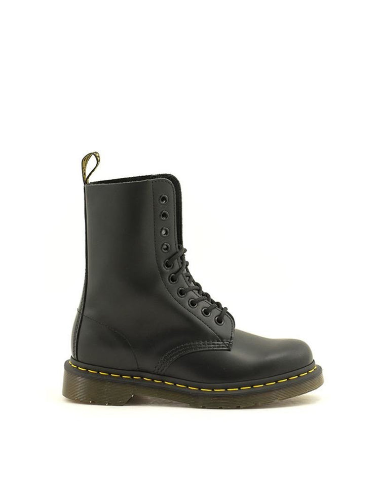 Dr. Martens — 1490 Boot Smooth - Black